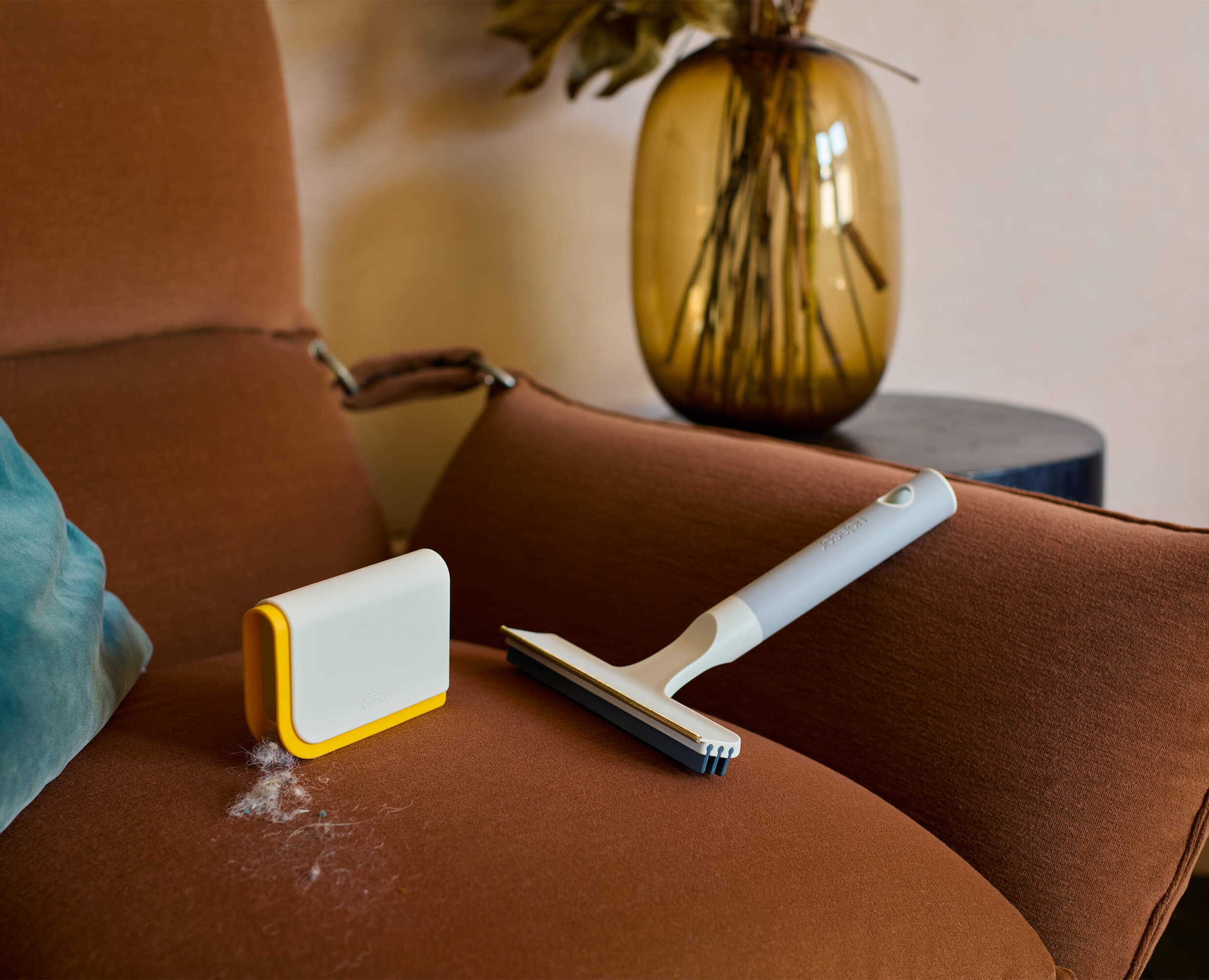 joseph-joseph-cleantech-pet-hair-carpet-cleaning-set image 2