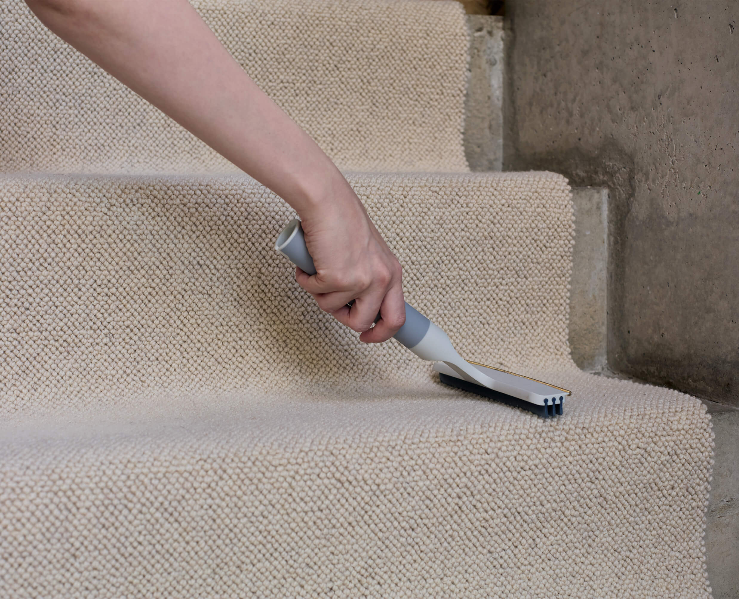 joseph-joseph-cleantech-2-in-1-carpet-cleaning-tool-triple-action-rubber-blades- image 2