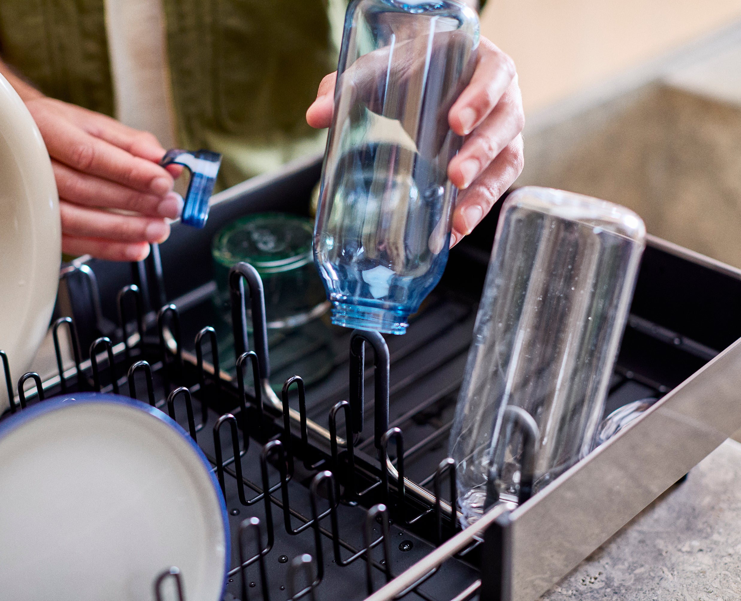 joseph-joseph-extend-steel-plus-expandable-black-dish-drainer-with-wine-glass-ra image 5