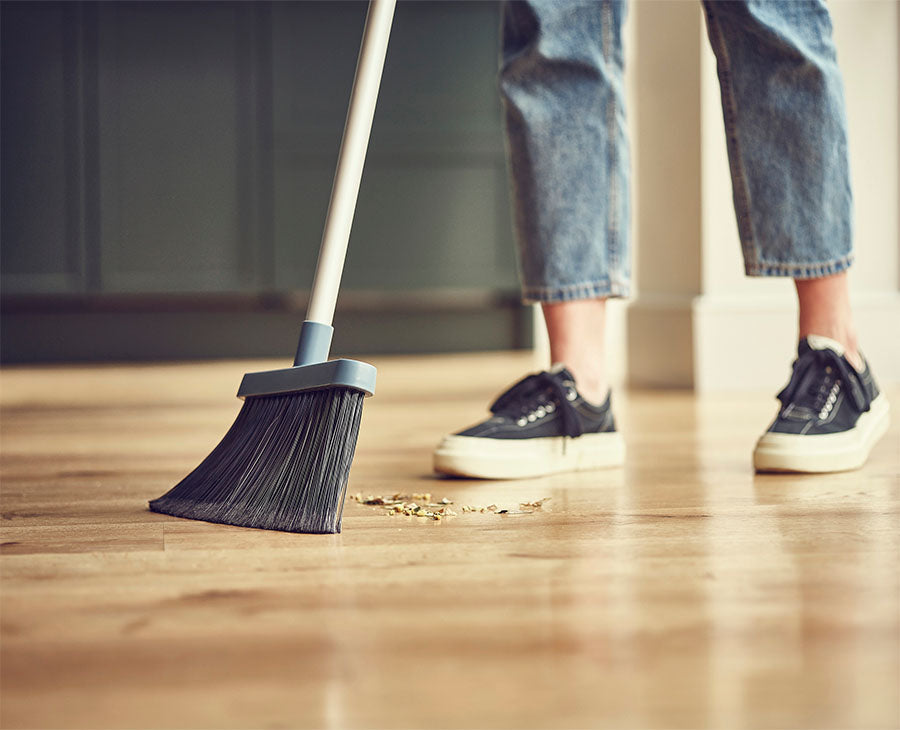 joseph-joseph-cleanstore-wall-mounted-blue-broom-with-telescopic-pole image 2
