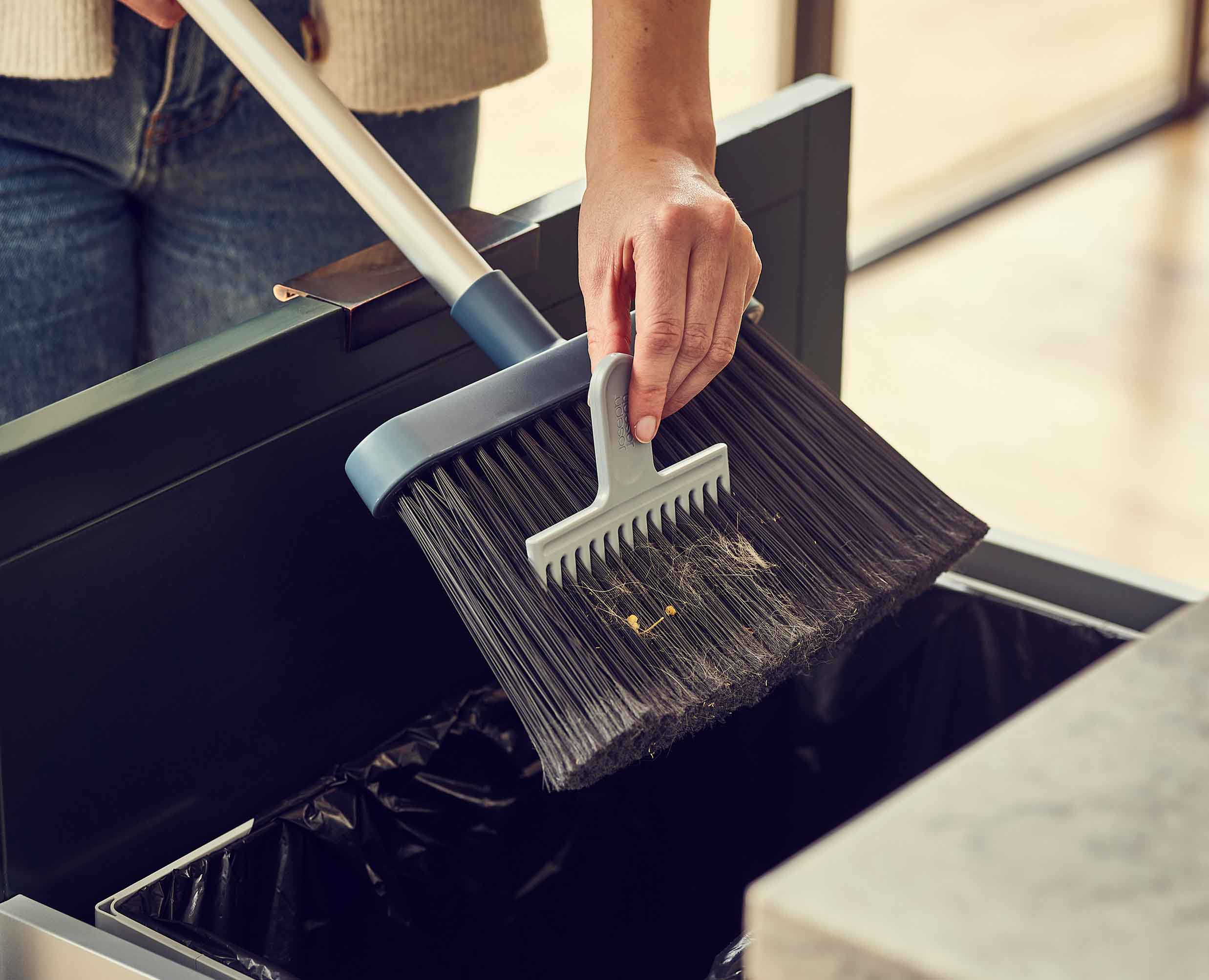 joseph-joseph-cleanstore-wall-mounted-blue-broom-with-telescopic-pole image 4