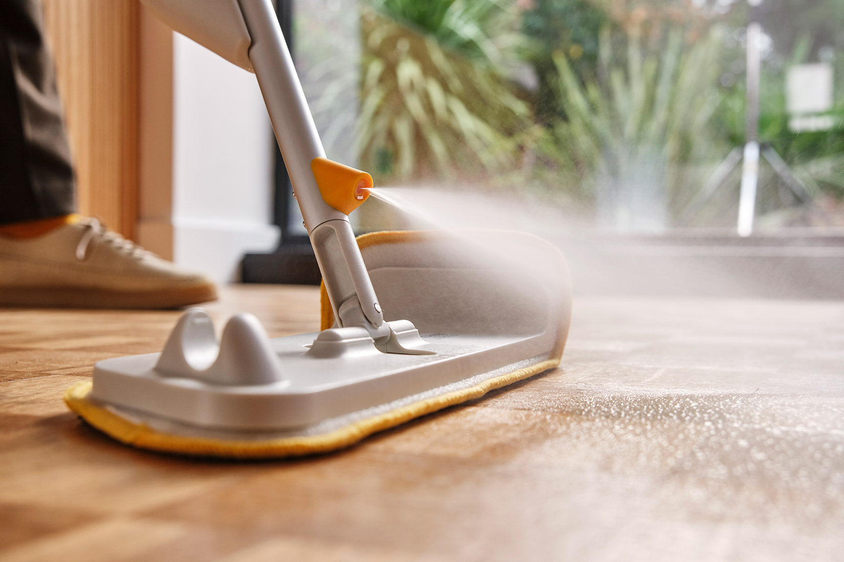 joseph-joseph-cleantech-2-in-1-spray-mop-with-integrated-bottle image 4