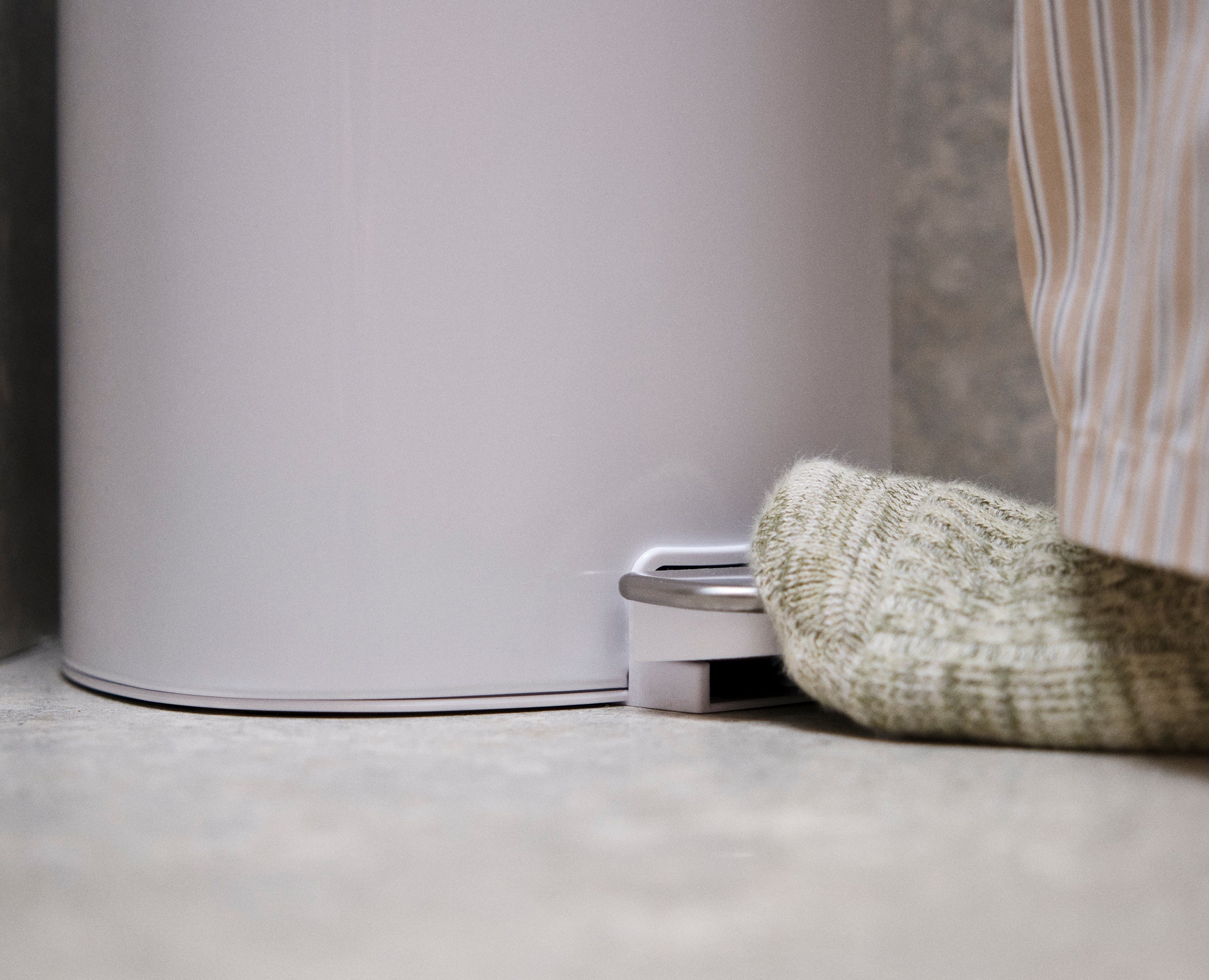 joseph-joseph-easystore-5l-gloss-white-bathroom-pedal-bin-with-soft-close-lid-an image 4