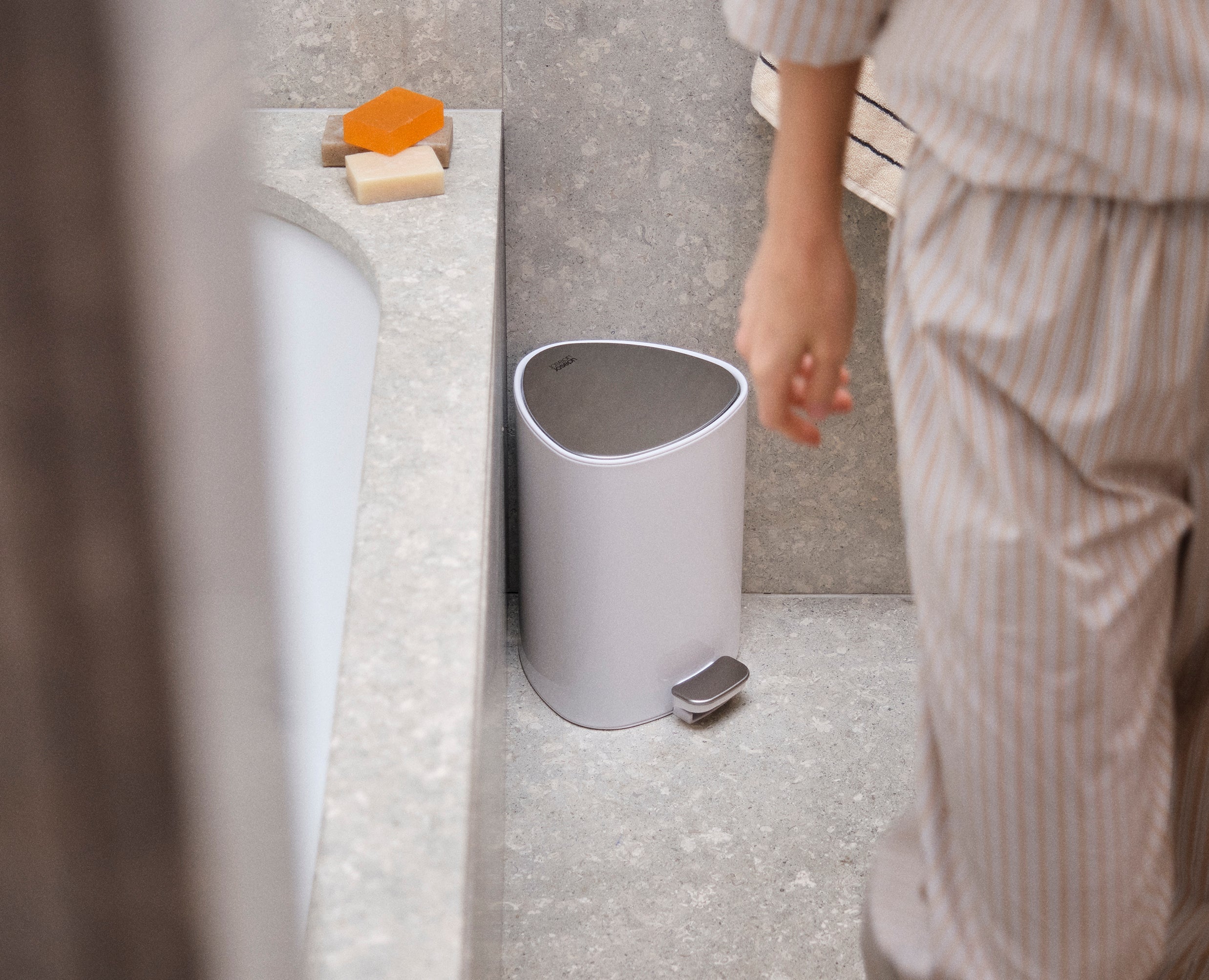 joseph-joseph-easystore-5l-gloss-white-bathroom-pedal-bin-with-soft-close-lid-an image 3