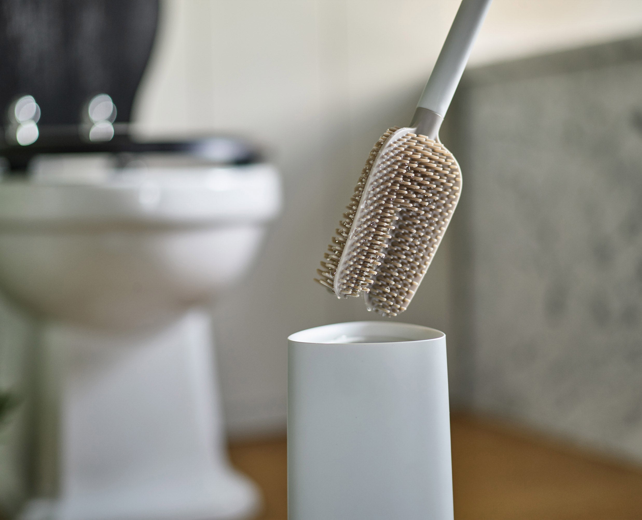 joseph-joseph-flex-360-pack-of-2-matt-ecru-toilet-brushes image 5