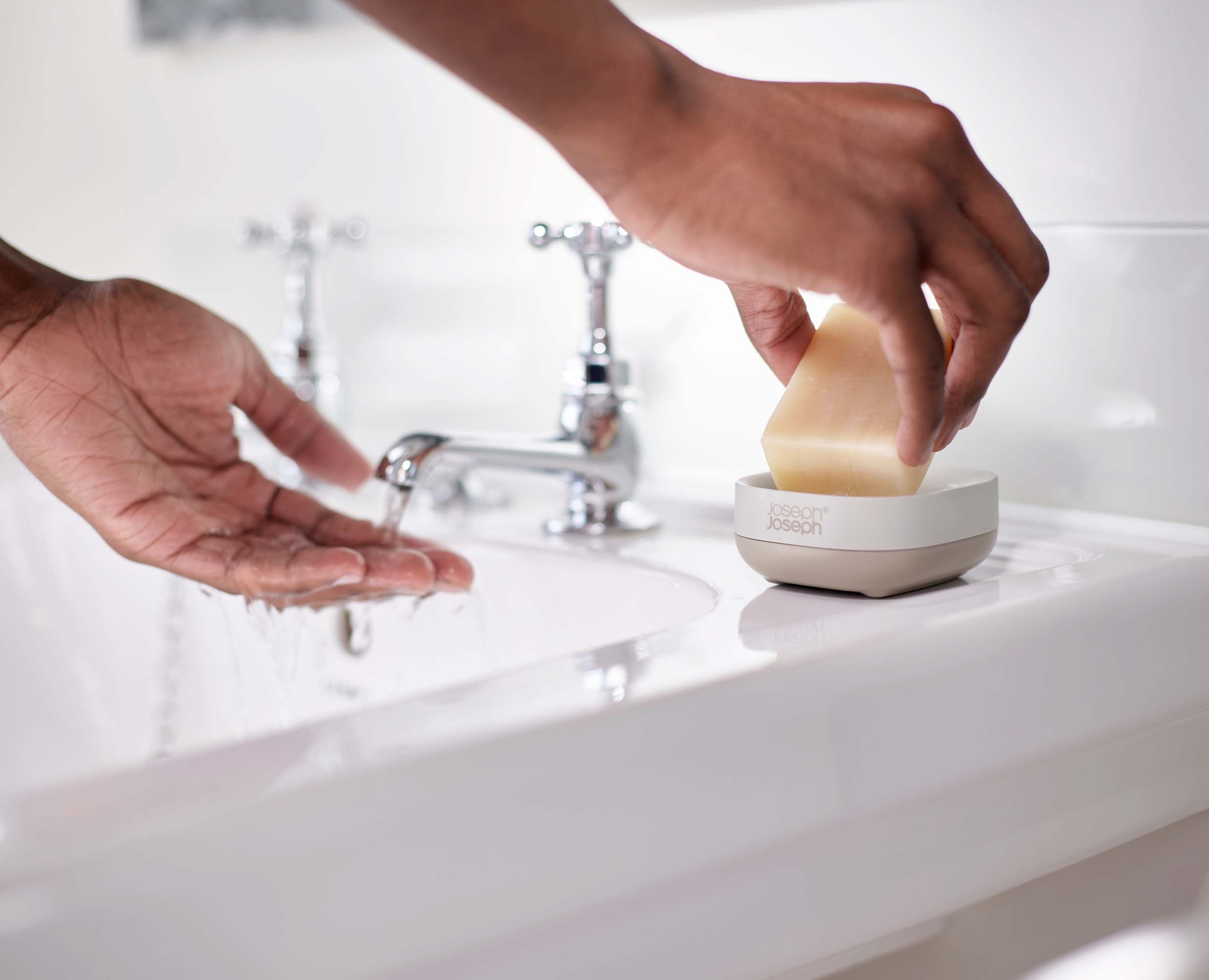 joseph-joseph-slim-compact-matt-ecru-soap-dish-with-sloping-drainage-design image 3