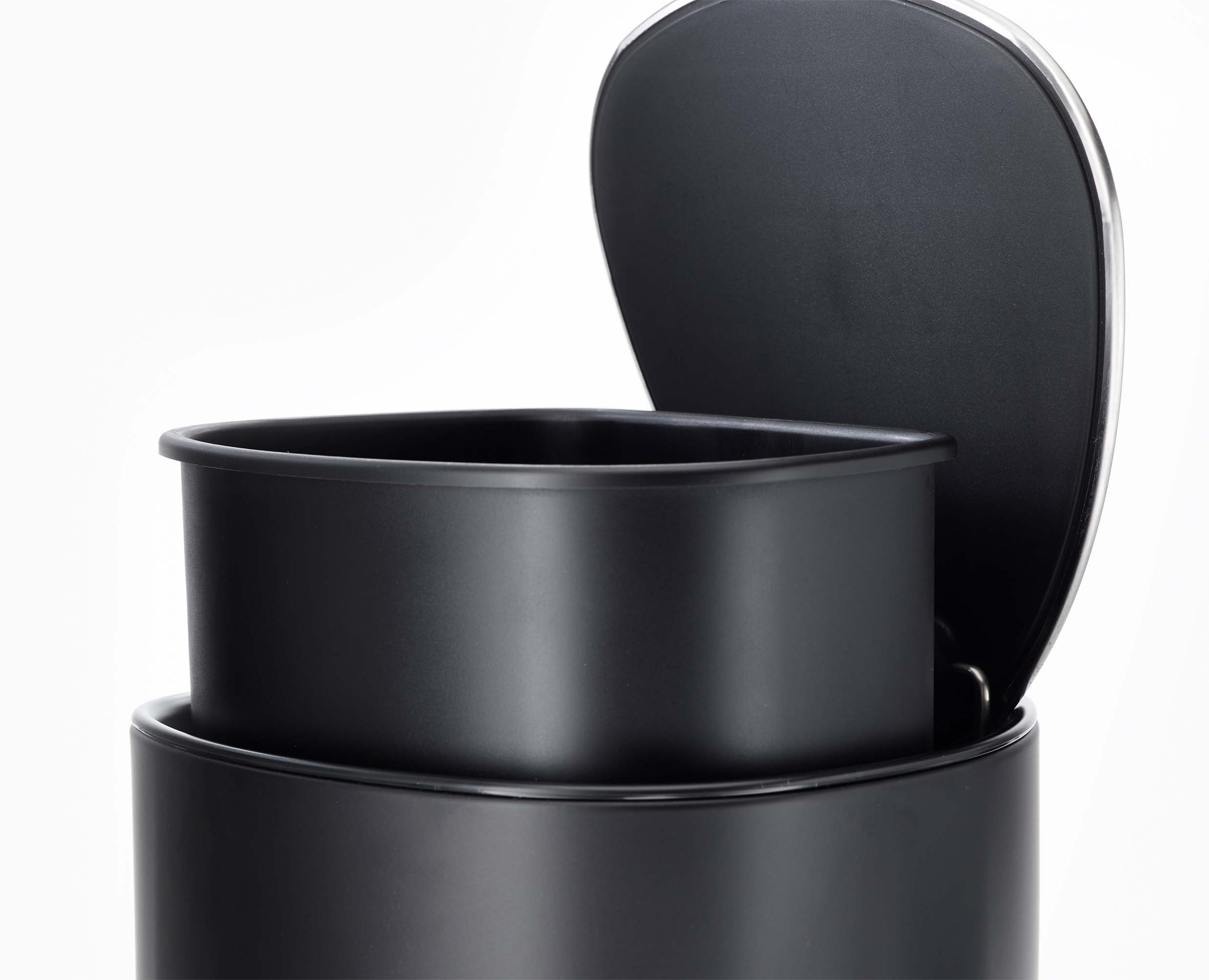 joseph-joseph-easystore-5l-matt-black-bathroom-pedal-bin image 4