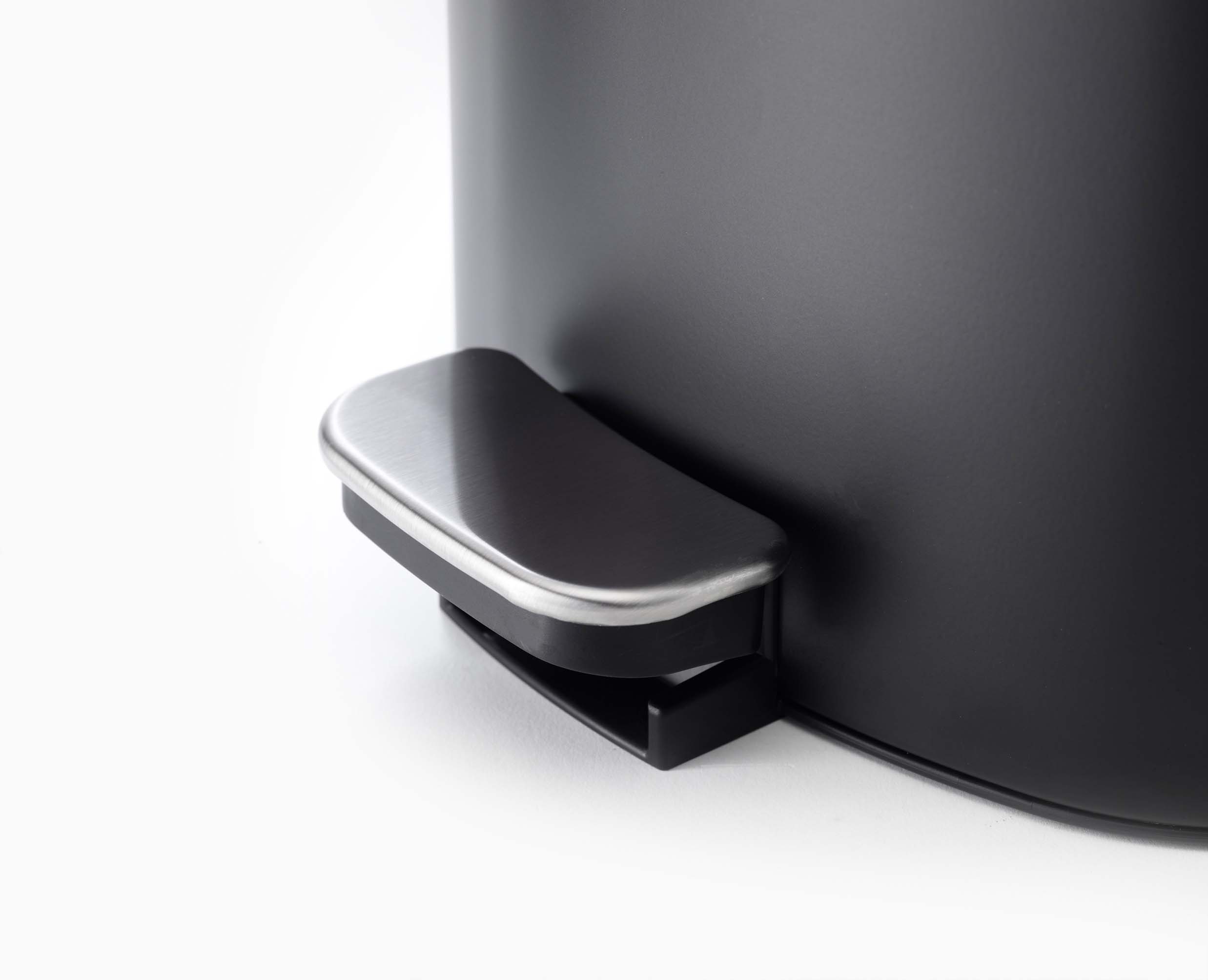 joseph-joseph-easystore-5l-matt-black-bathroom-pedal-bin image 5
