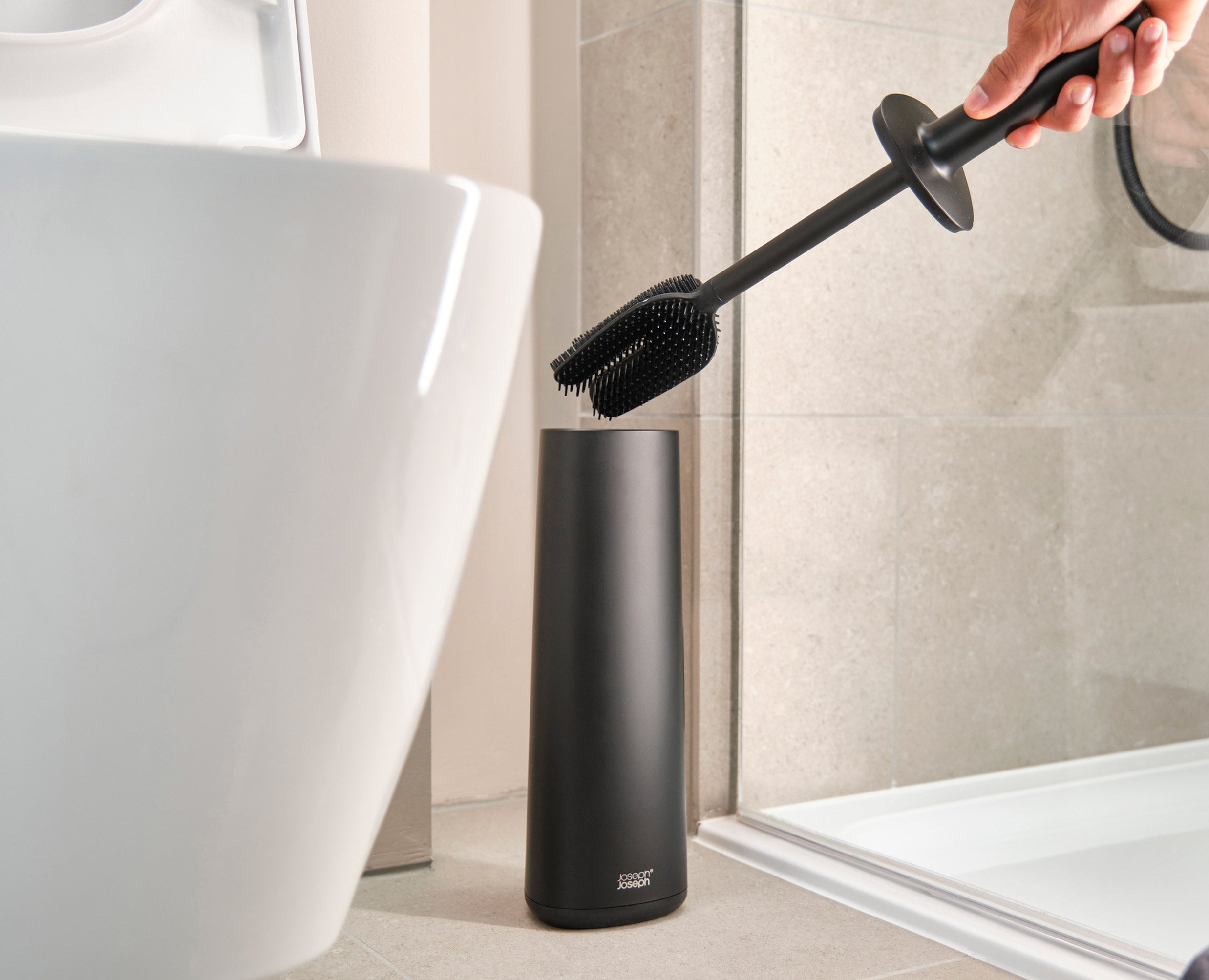 joseph-joseph-flex-360-matt-black-toilet-brush-starter-set-brush-2-replacement-h image 4