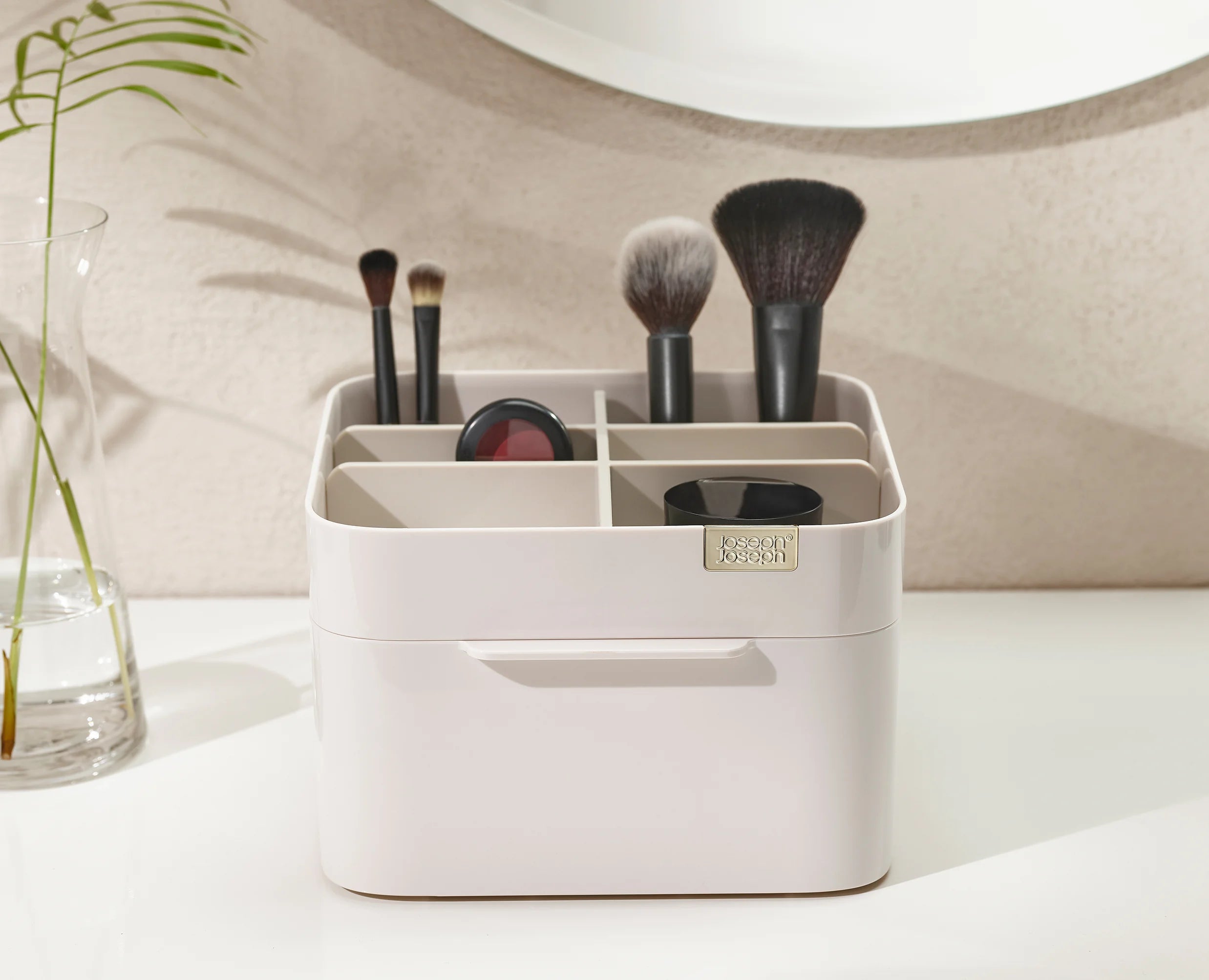 joseph-joseph-make-me-up-compact-mirror-makeup-organiser-set image 4