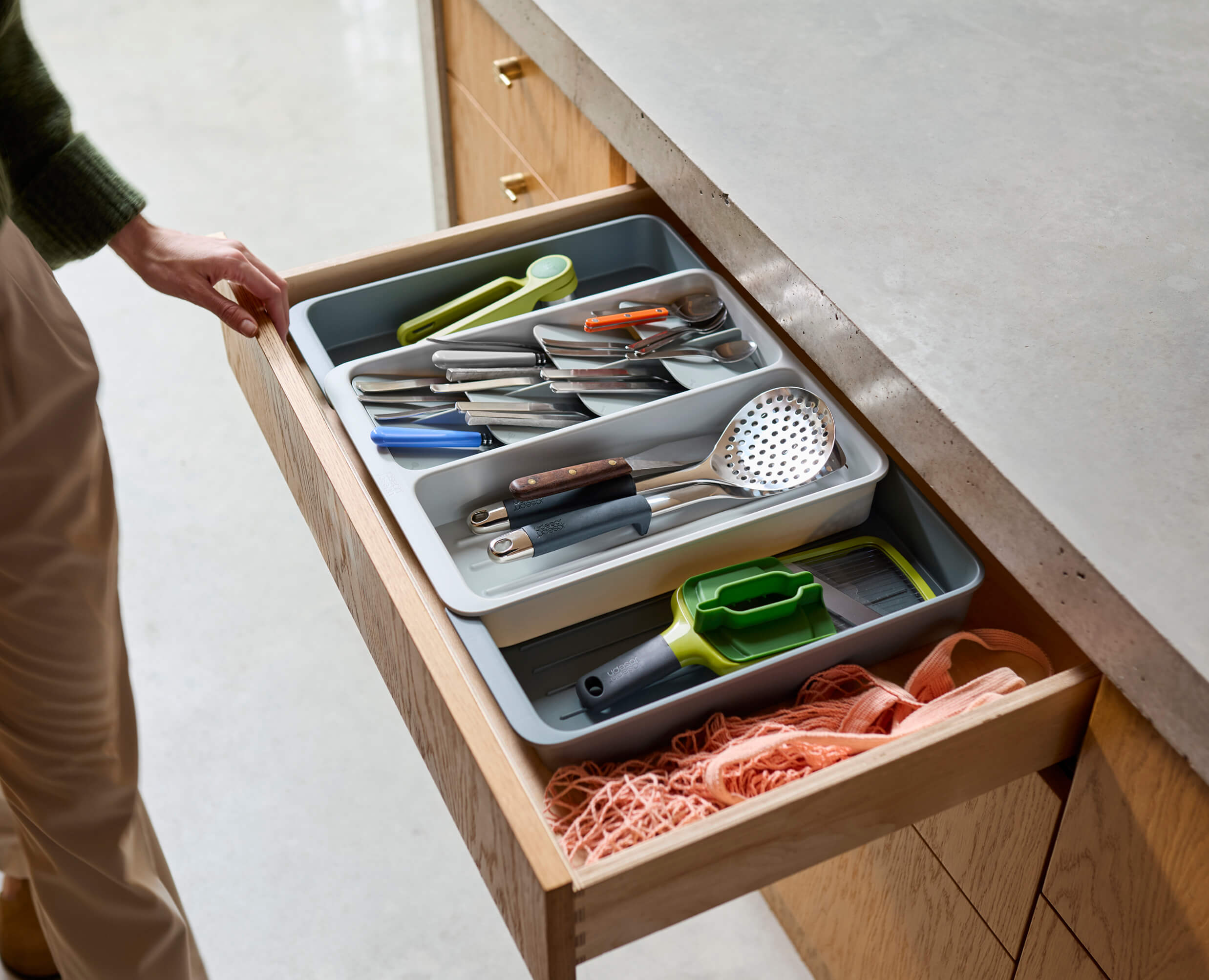 joseph-joseph-drawerstore-expanding-tiered-cutlery-utensil-gadget-organiser-adju image 2