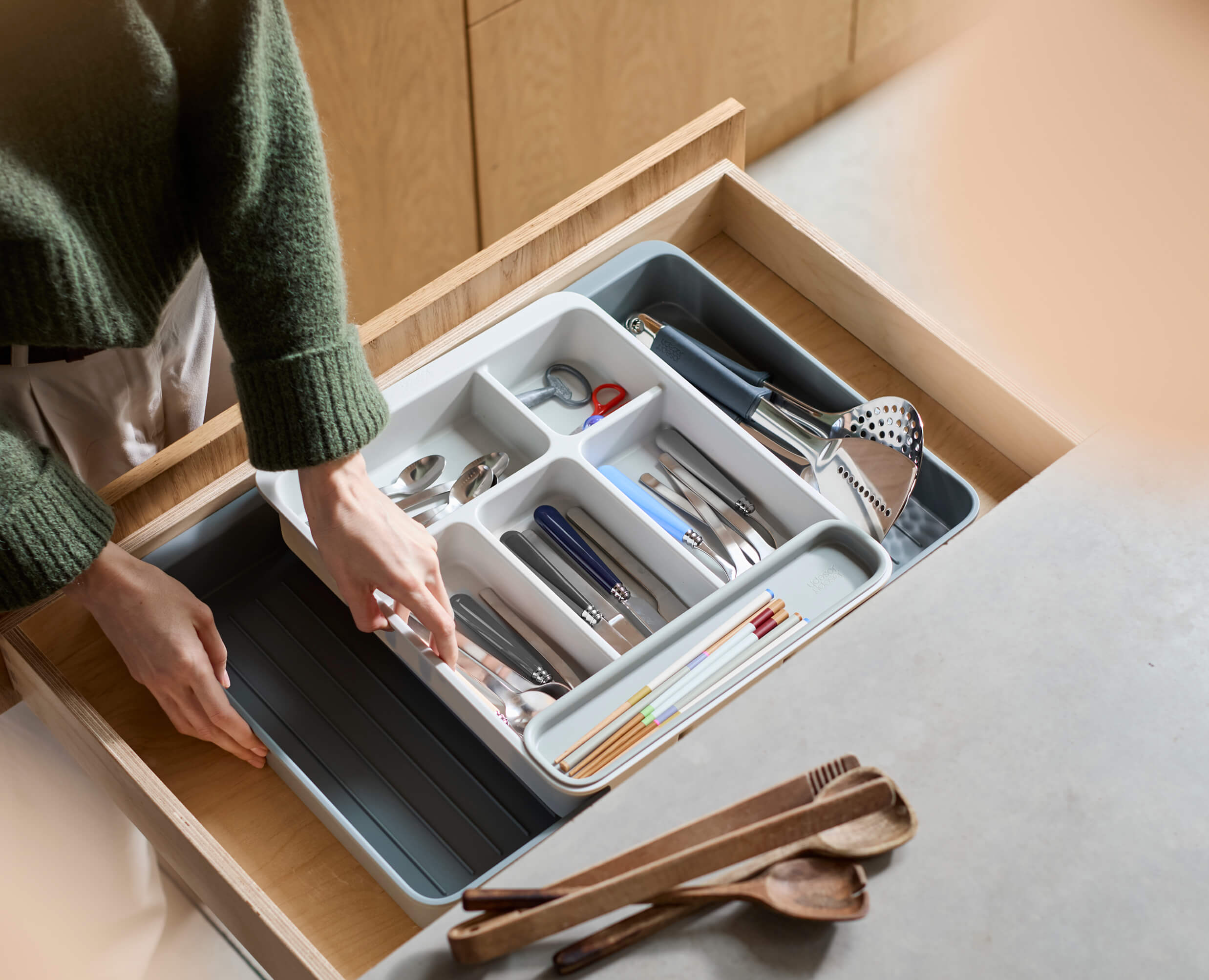 joseph-joseph-drawerstore-expanding-cutlery-utensil-gadget-organiser image 3