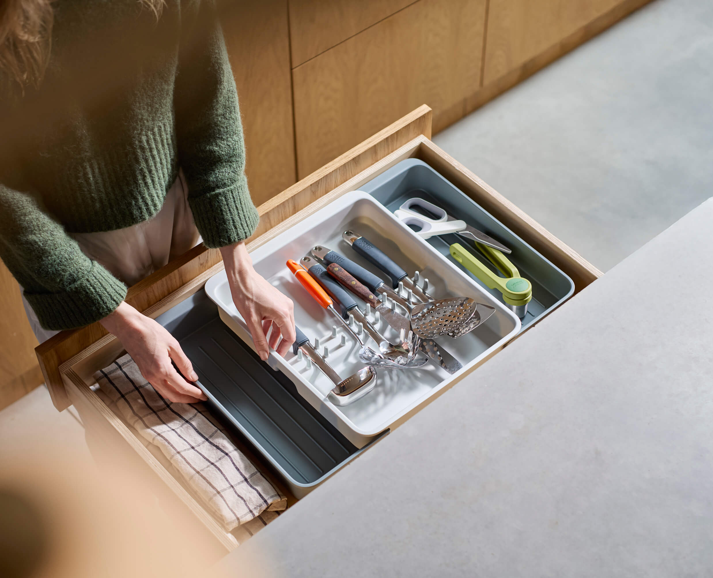 joseph-joseph-drawerstore-expanding-utensil-gadget-organiser image 3