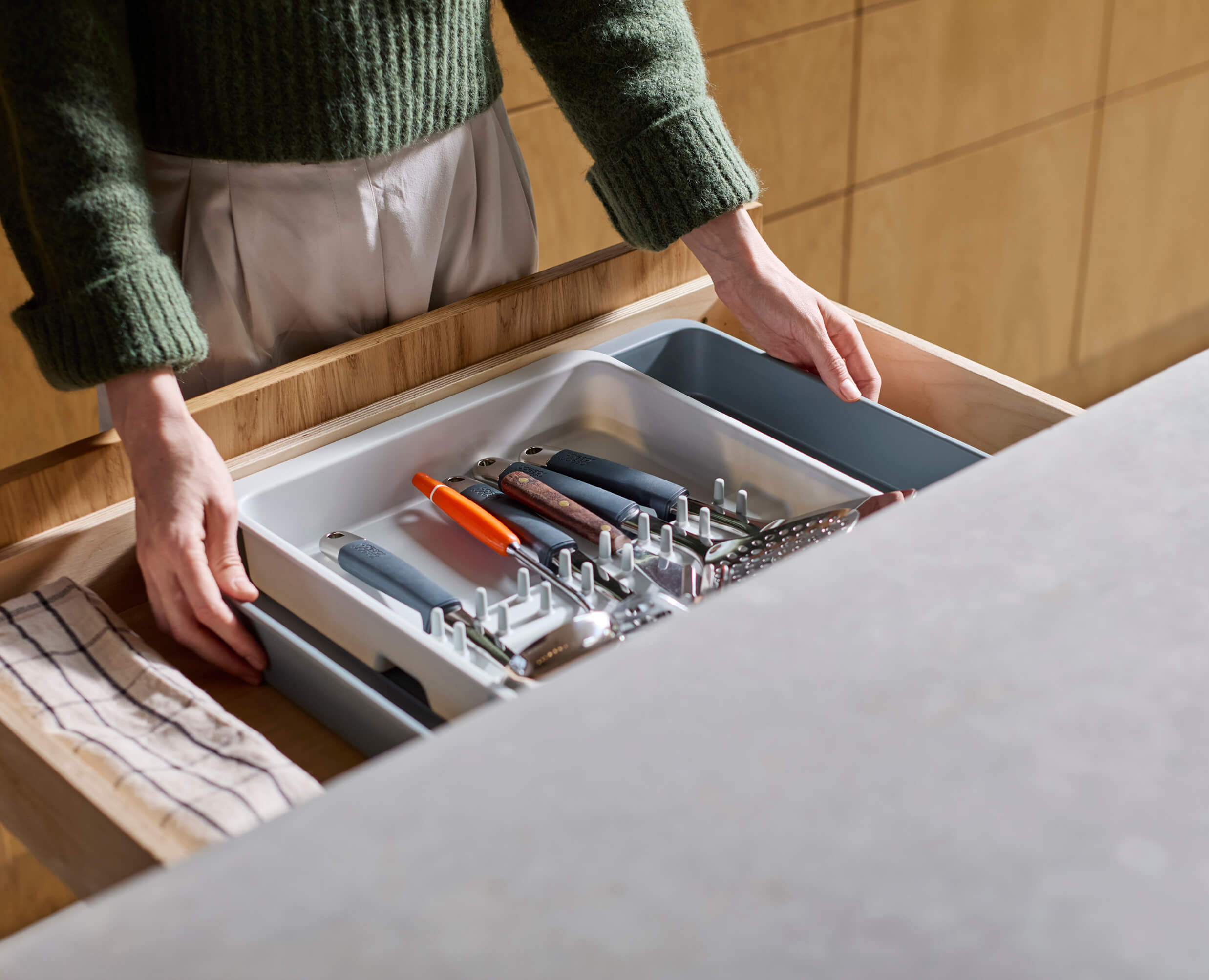 joseph-joseph-drawerstore-expanding-utensil-gadget-organiser image 4