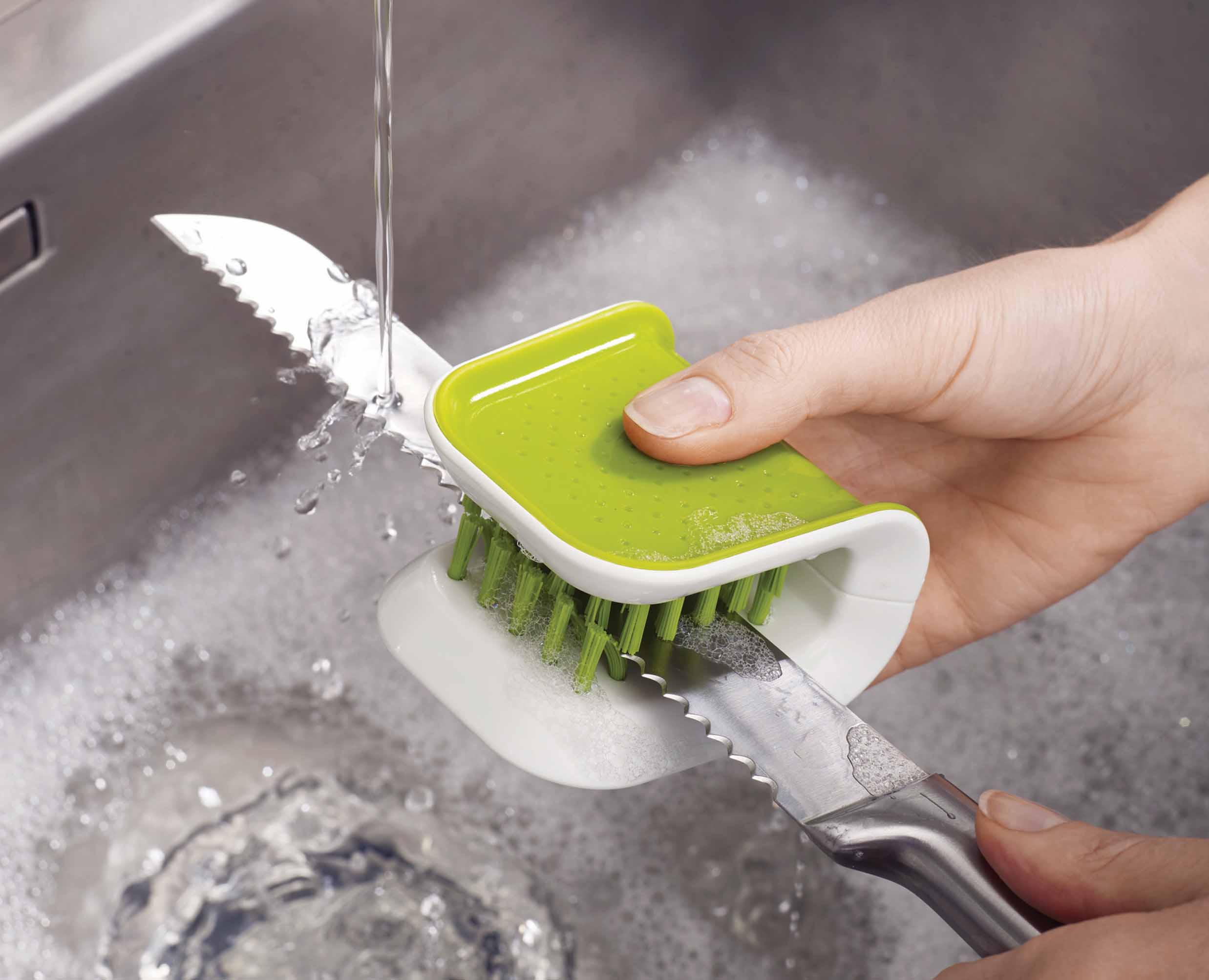 joseph-joseph-bladebrush-knife-cutlery-cleaning-brush-green-safe-edge-cleaning image 3