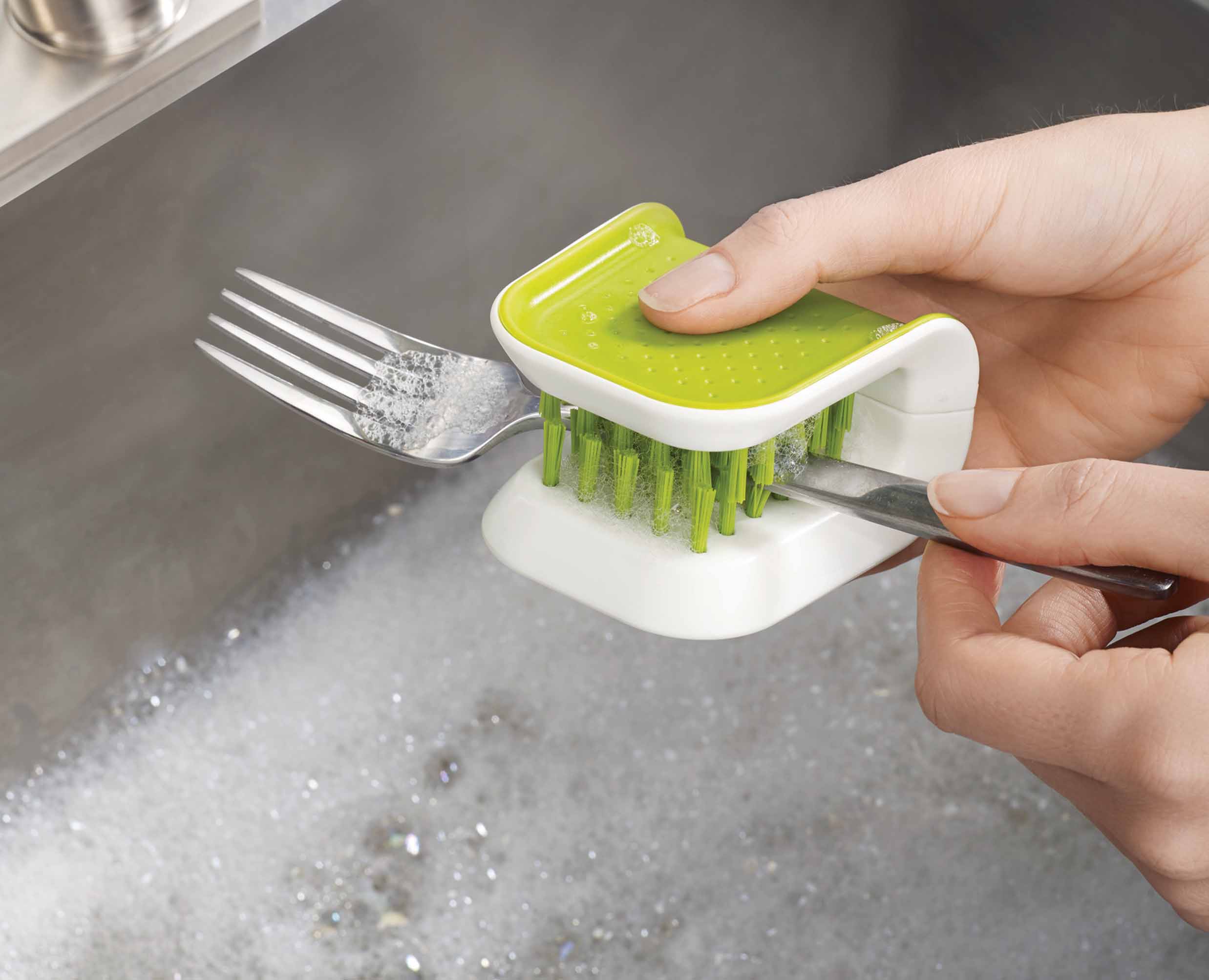 joseph-joseph-bladebrush-knife-cutlery-cleaning-brush-green-safe-edge-cleaning image 4