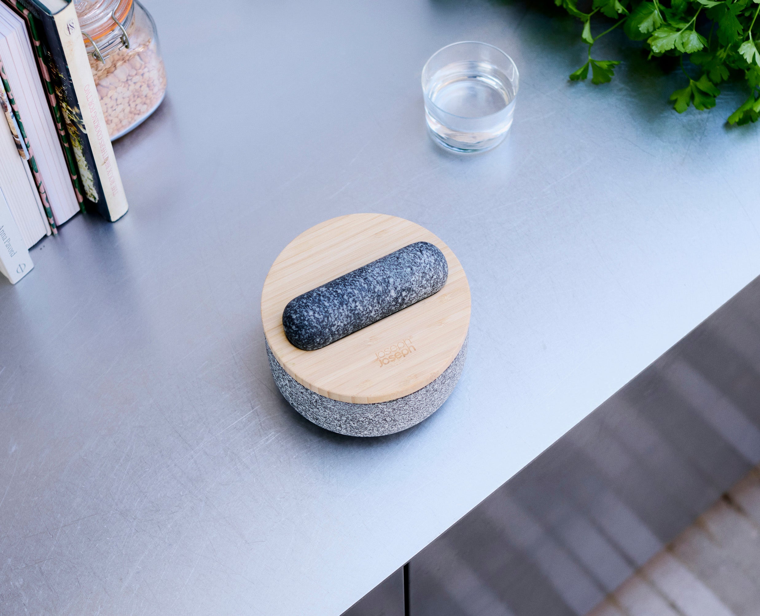 joseph-joseph-dash-pestle-mortar-with-bamboo-lid image 2