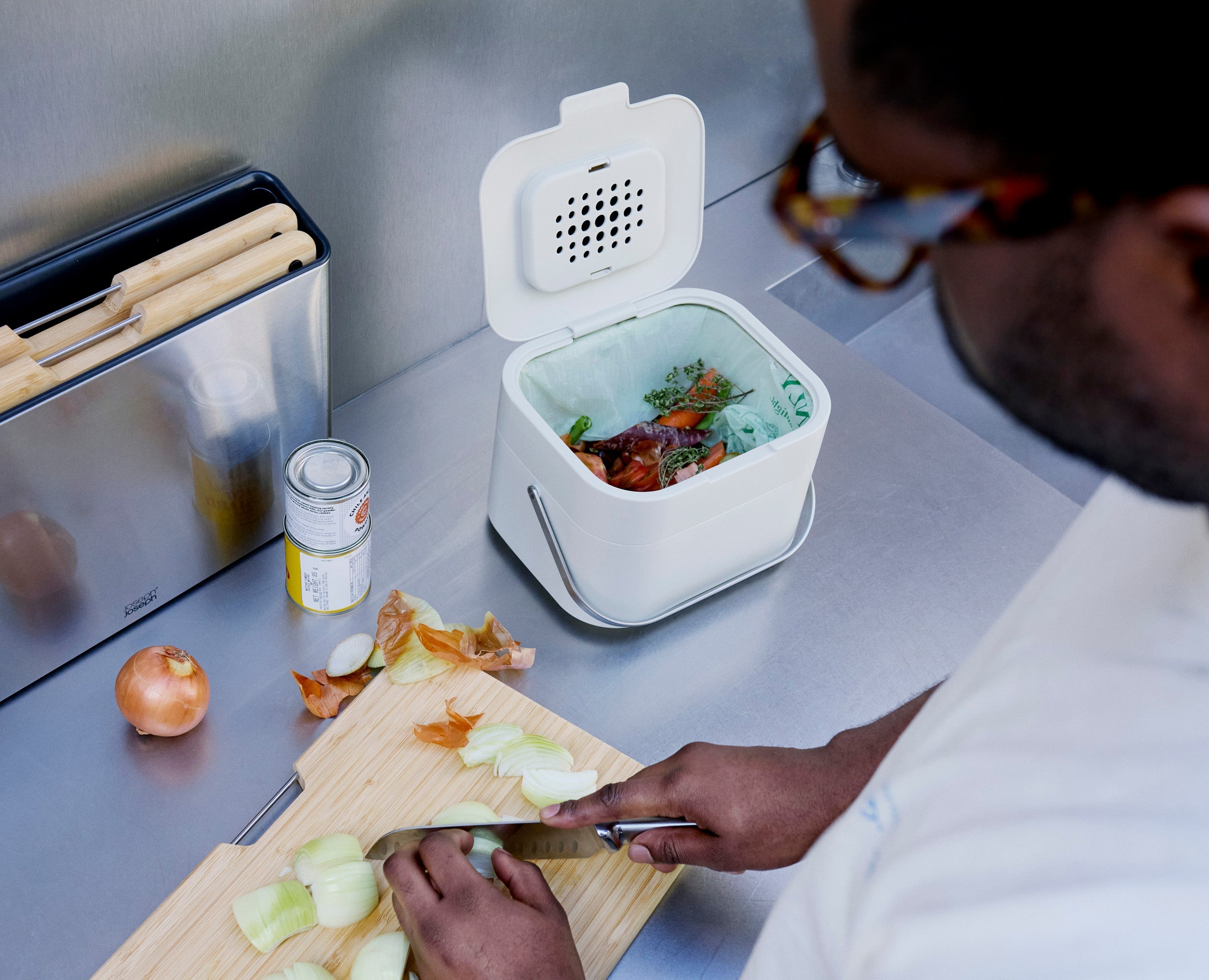 joseph-joseph-stack-4l-stone-food-waste-caddy-with-ventilated-design image 4