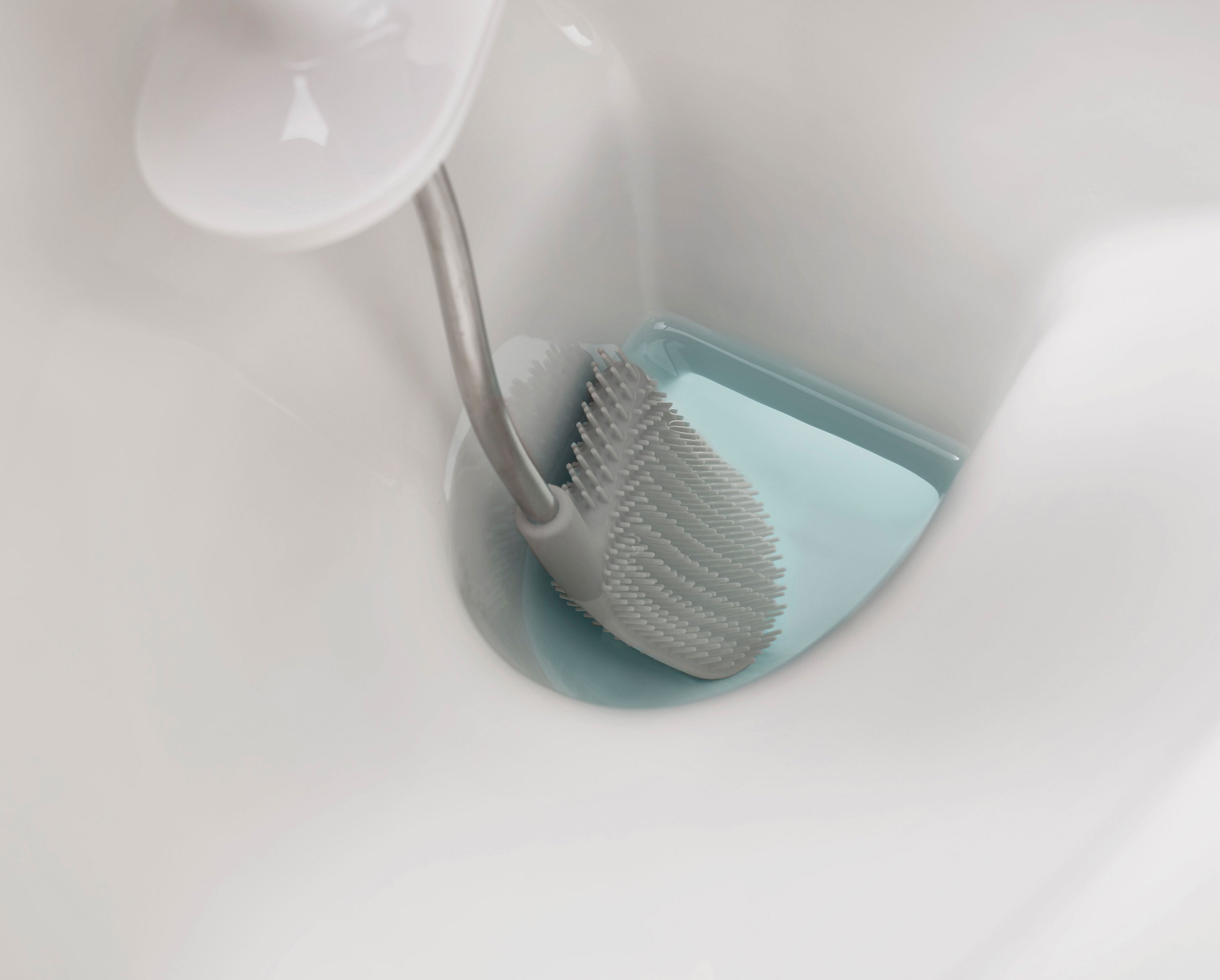 joseph-joseph-flex-toilet-brush-pack-of-2-grey-flexible-d-shaped-head image 4