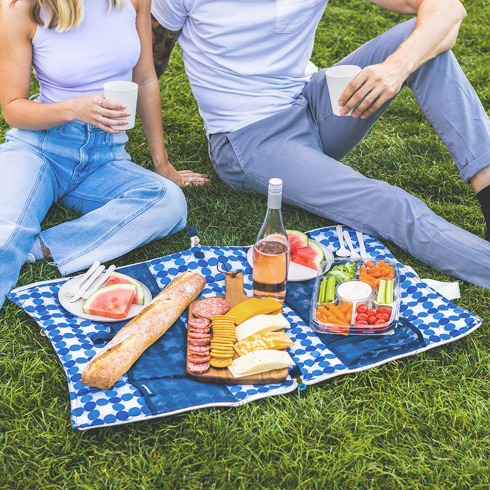 built-convertible-picnic-tote-4-person-set-with-reusable-tableware-and-picnic-bl image 2