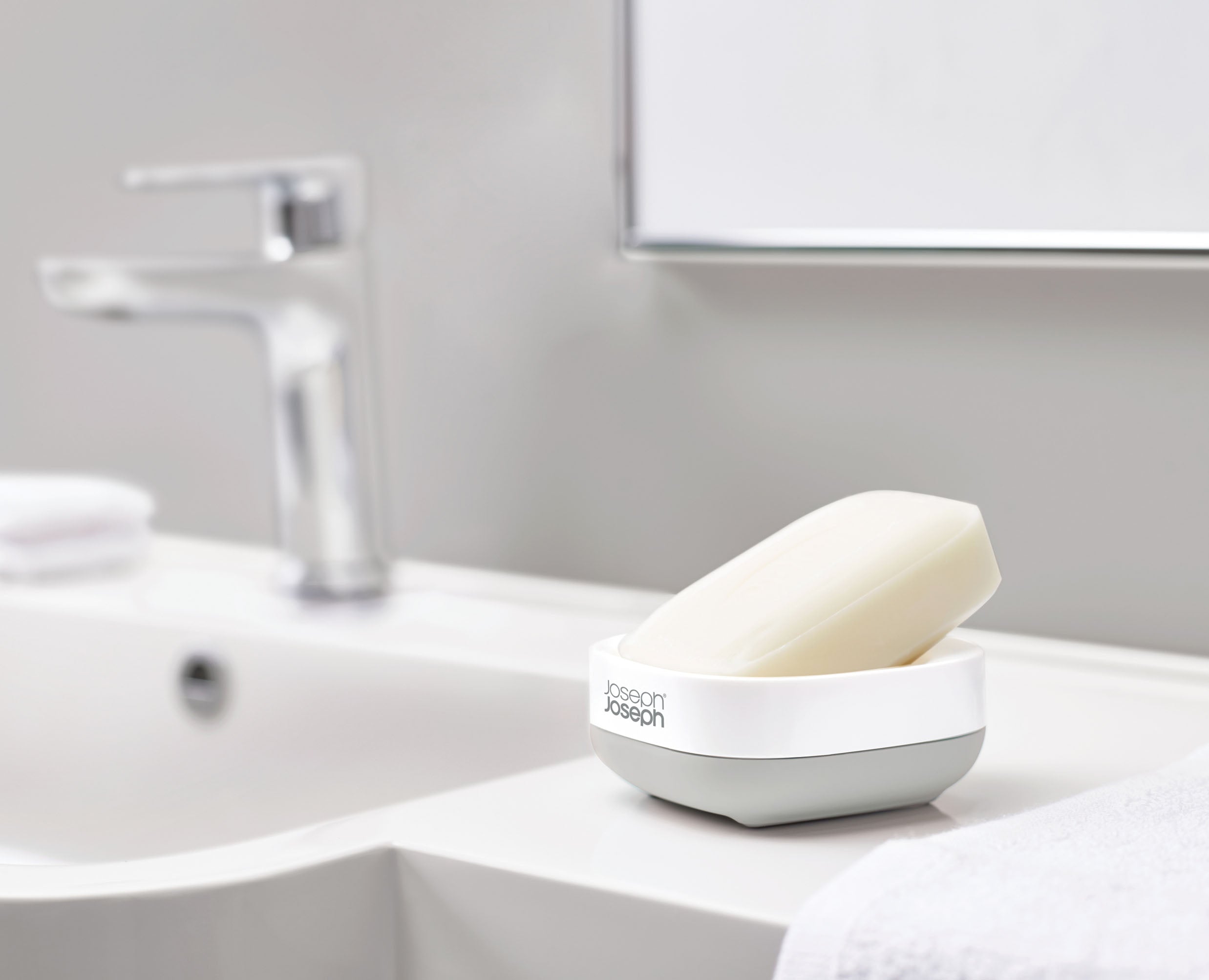 joseph-joseph-slim-compact-light-grey-soap-dish image 3