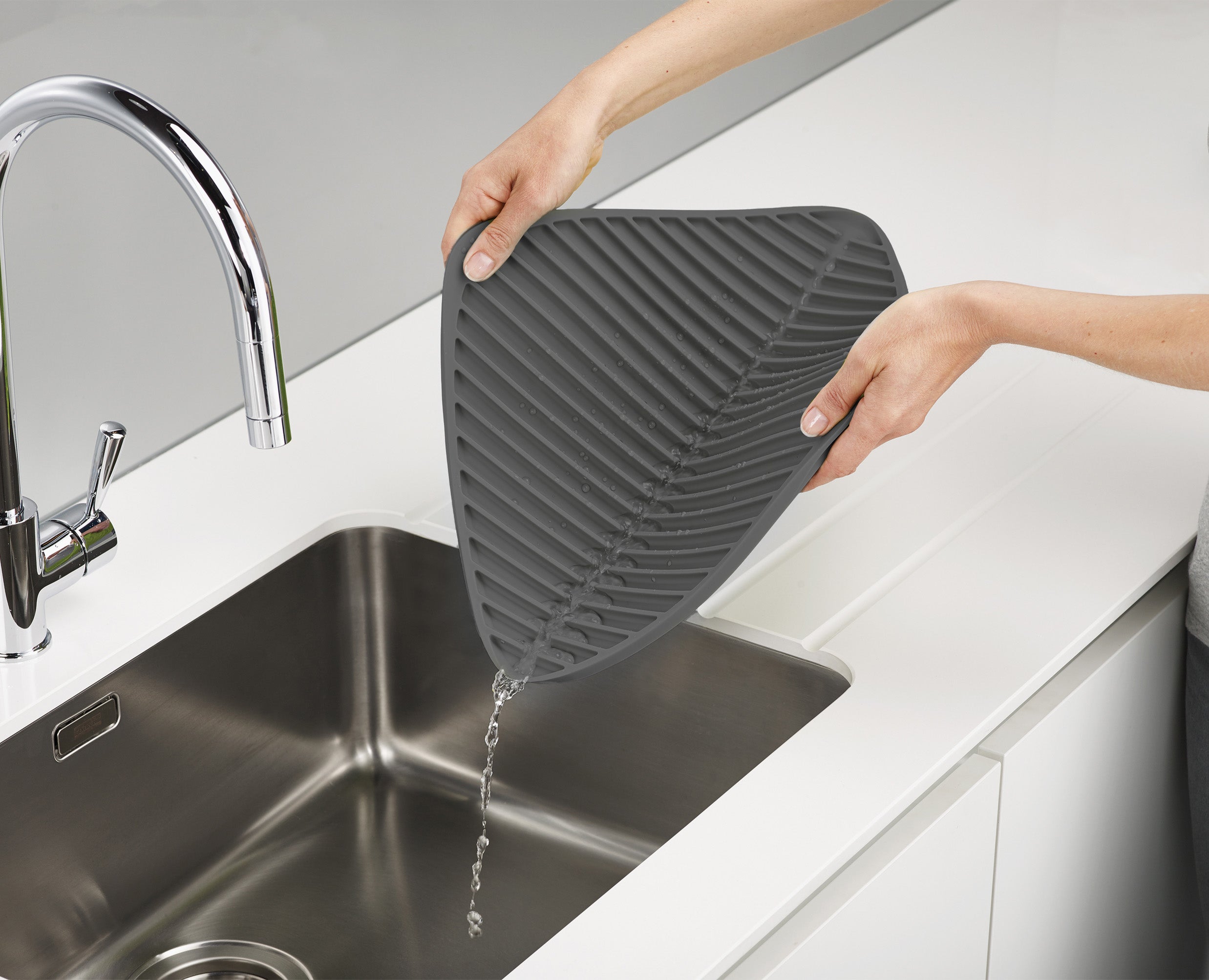 joseph-joseph-flume-grey-dish-draining-mat-foldable-scratch-proof image 5