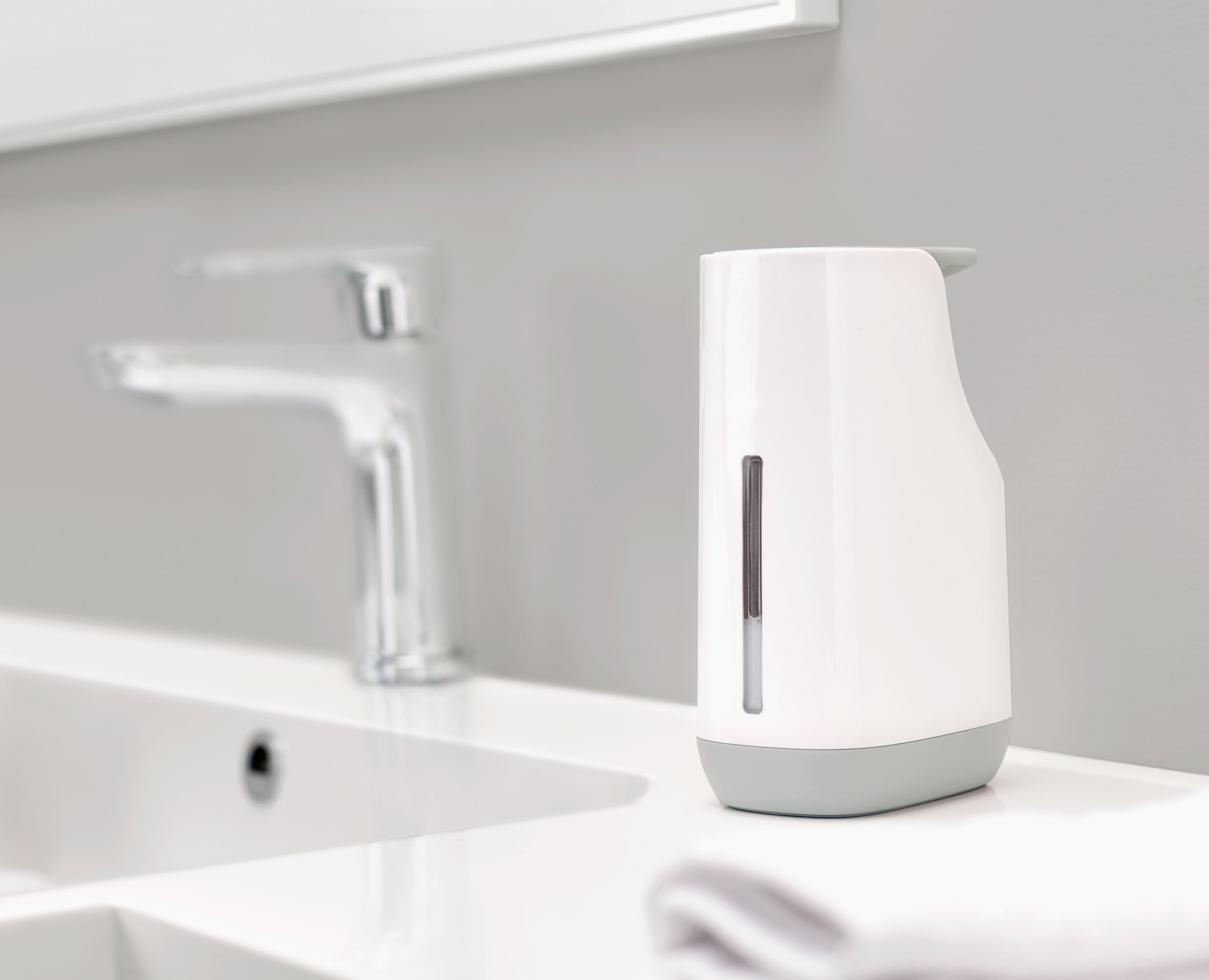 joseph-joseph-slim-light-grey-soap-pump image 6