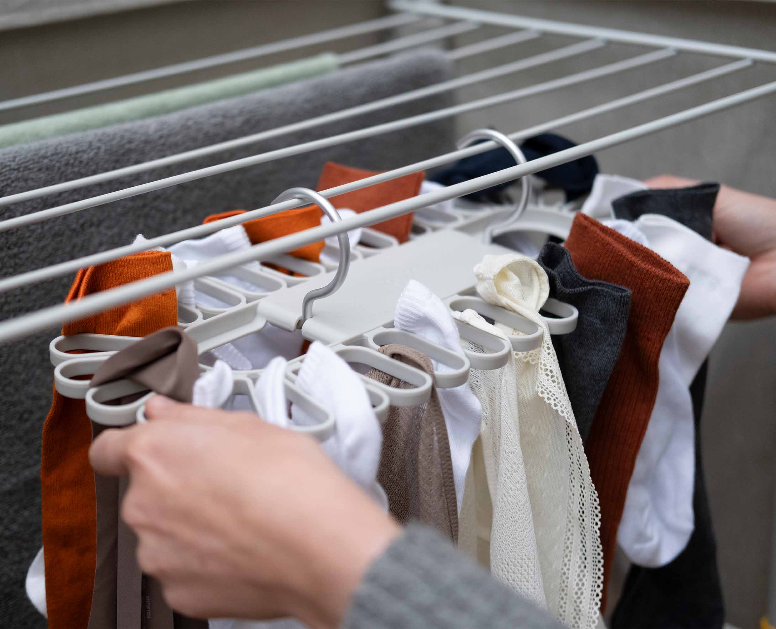 joseph-joseph-petal-32-piece-quick-grip-ecru-drying-hanger image 3