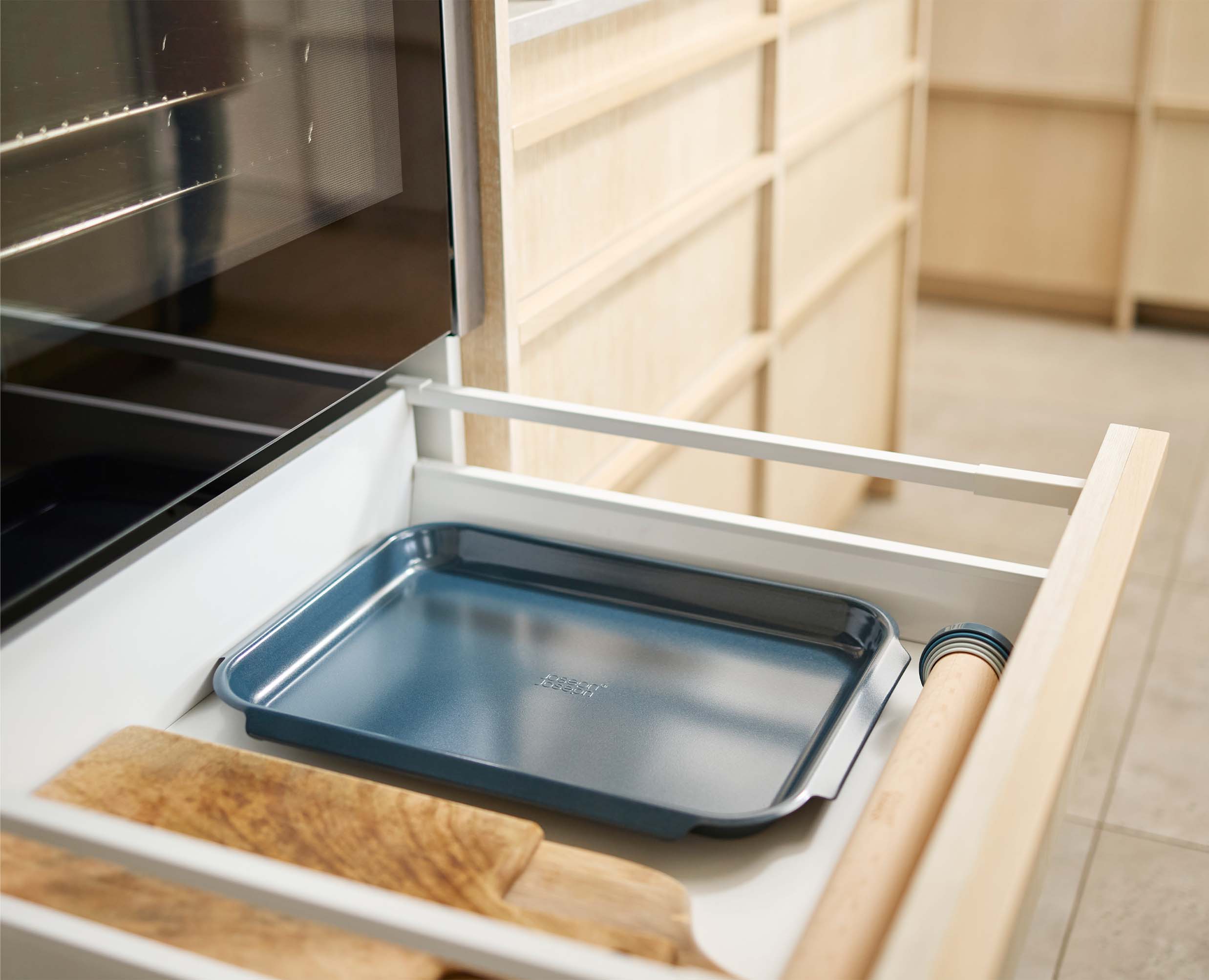 joseph-joseph-nest-bake-large-blue-non-stick-baking-tray-with-easy-pull-handles image 3