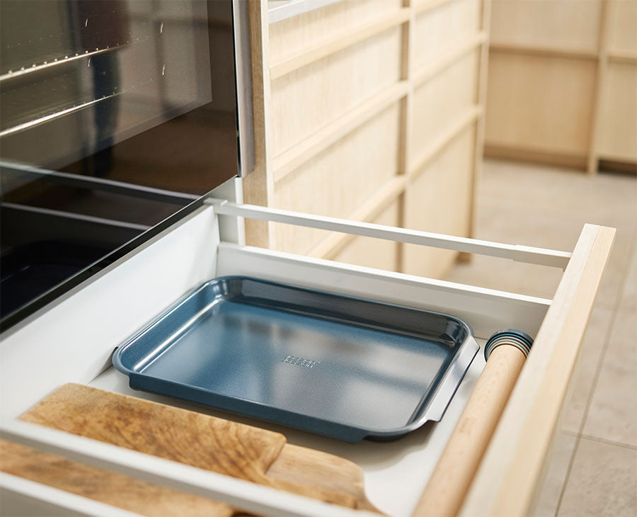joseph-joseph-nest-bake-large-blue-non-stick-baking-tray-with-easy-pull-handles image 2