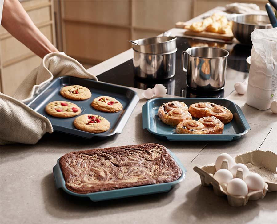 joseph-joseph-nest-bake-non-stick-3-piece-blue-baking-tray-set image 2