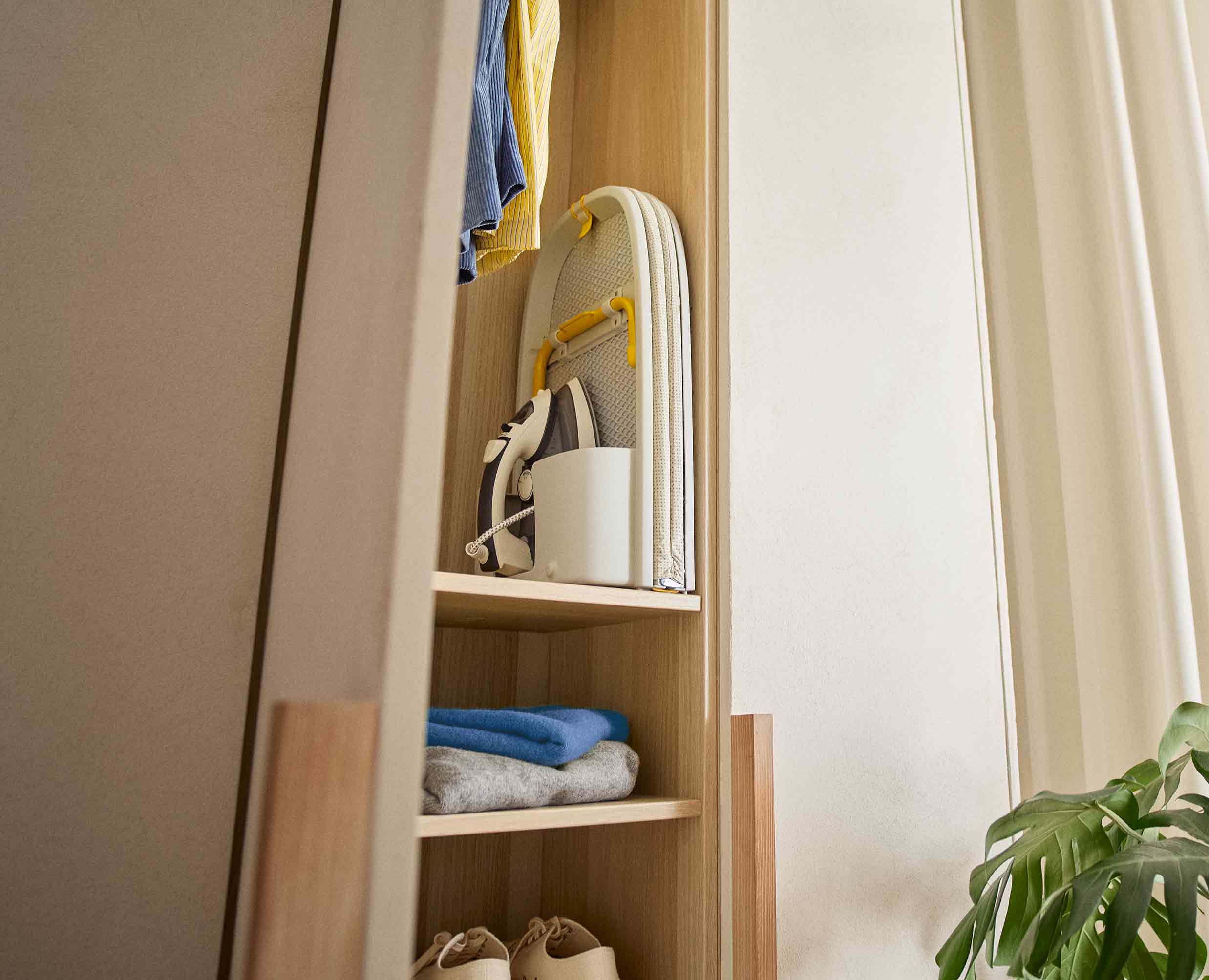 joseph-joseph-pocket-max-110cm-folding-ecru-ironing-board image 4