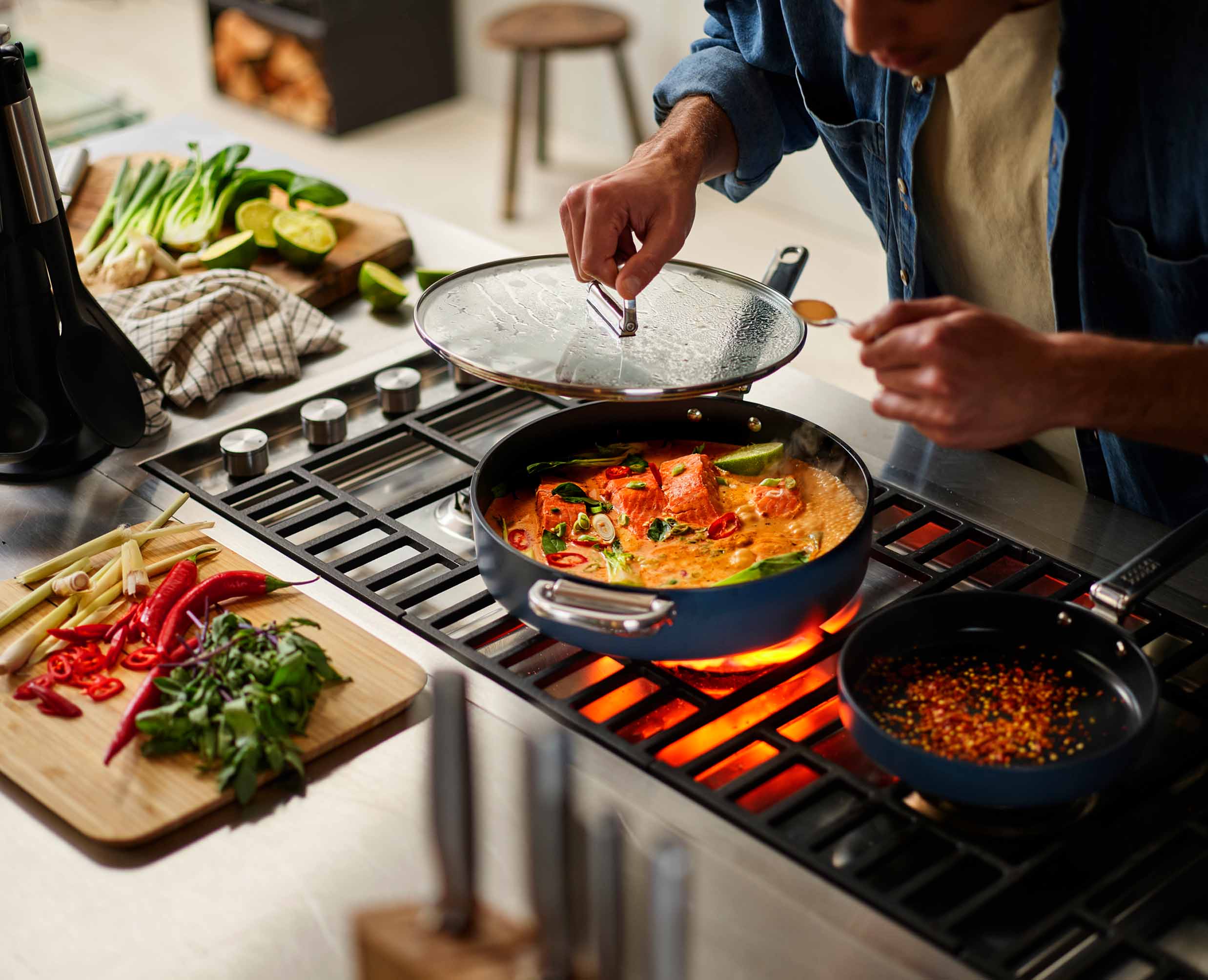 joseph-joseph-space-28cm-non-stick-ceramic-saute-pan-with-folding-handle-and-lid image 3