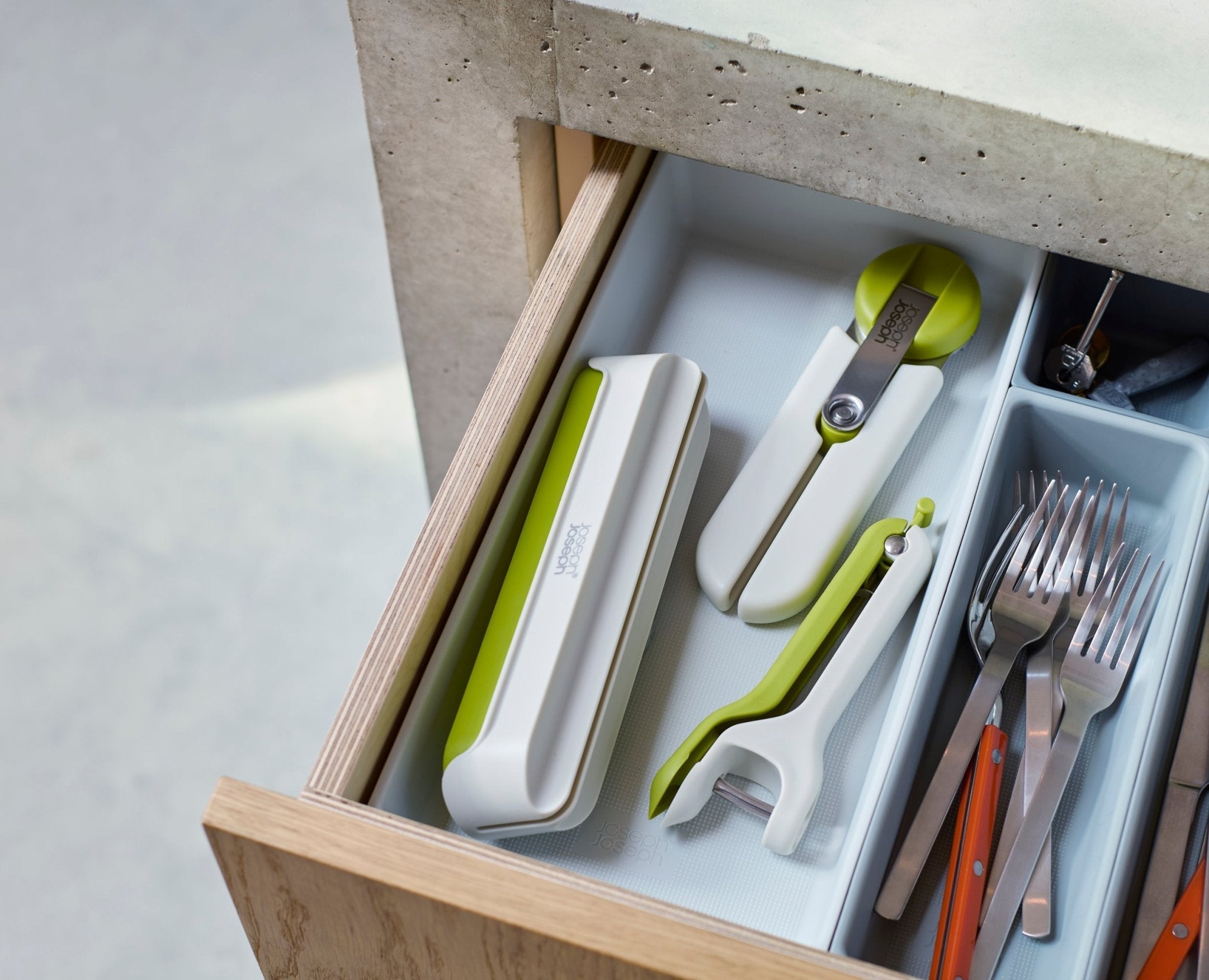 joseph-joseph-halve-it-food-slicing-tool-safely-halve-grapes-cherry-tomatoes-in- image 5