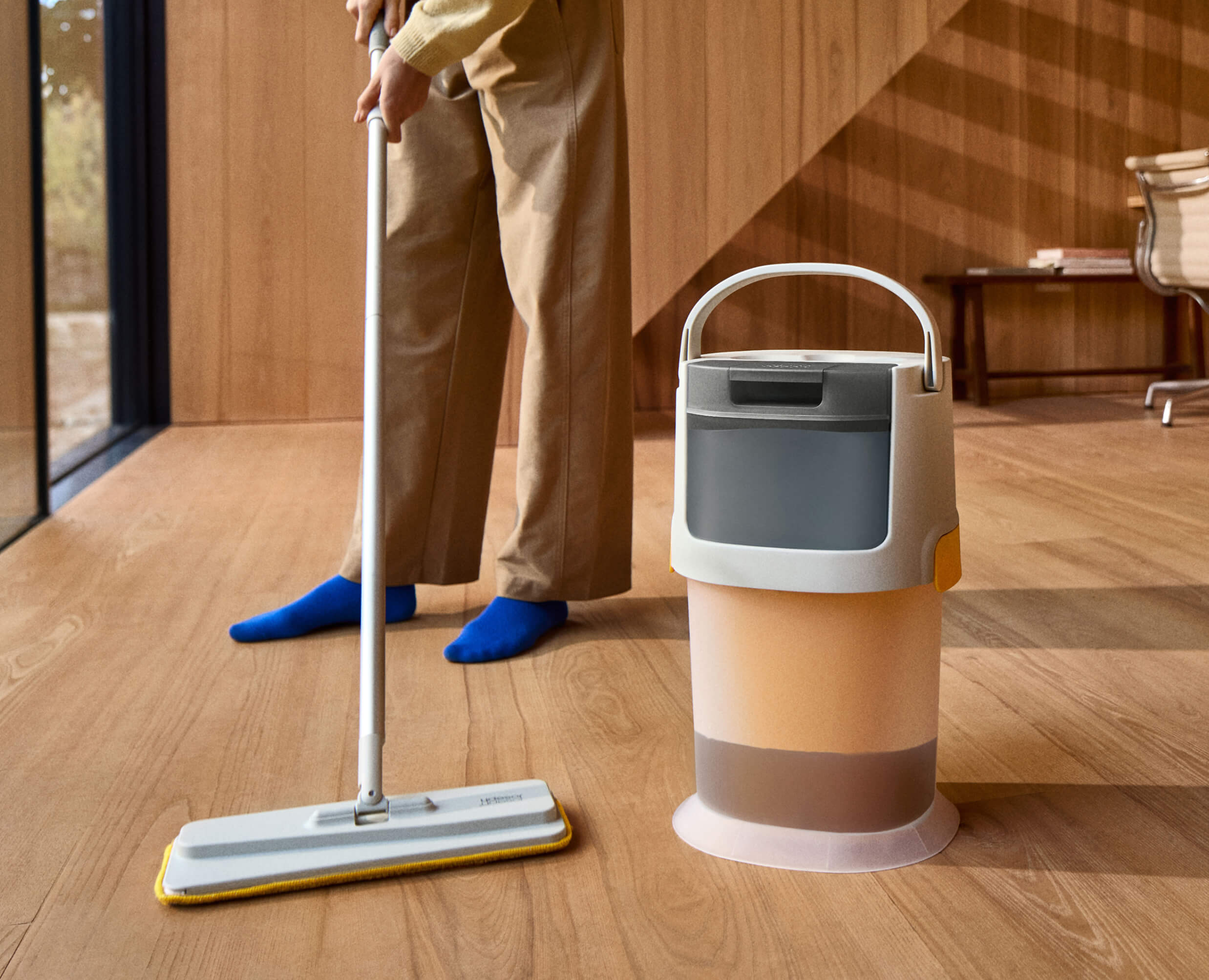 joseph-joseph-ultraclean-microfibre-floor-mop-cleaning-system-with-sprayclean-te image 2
