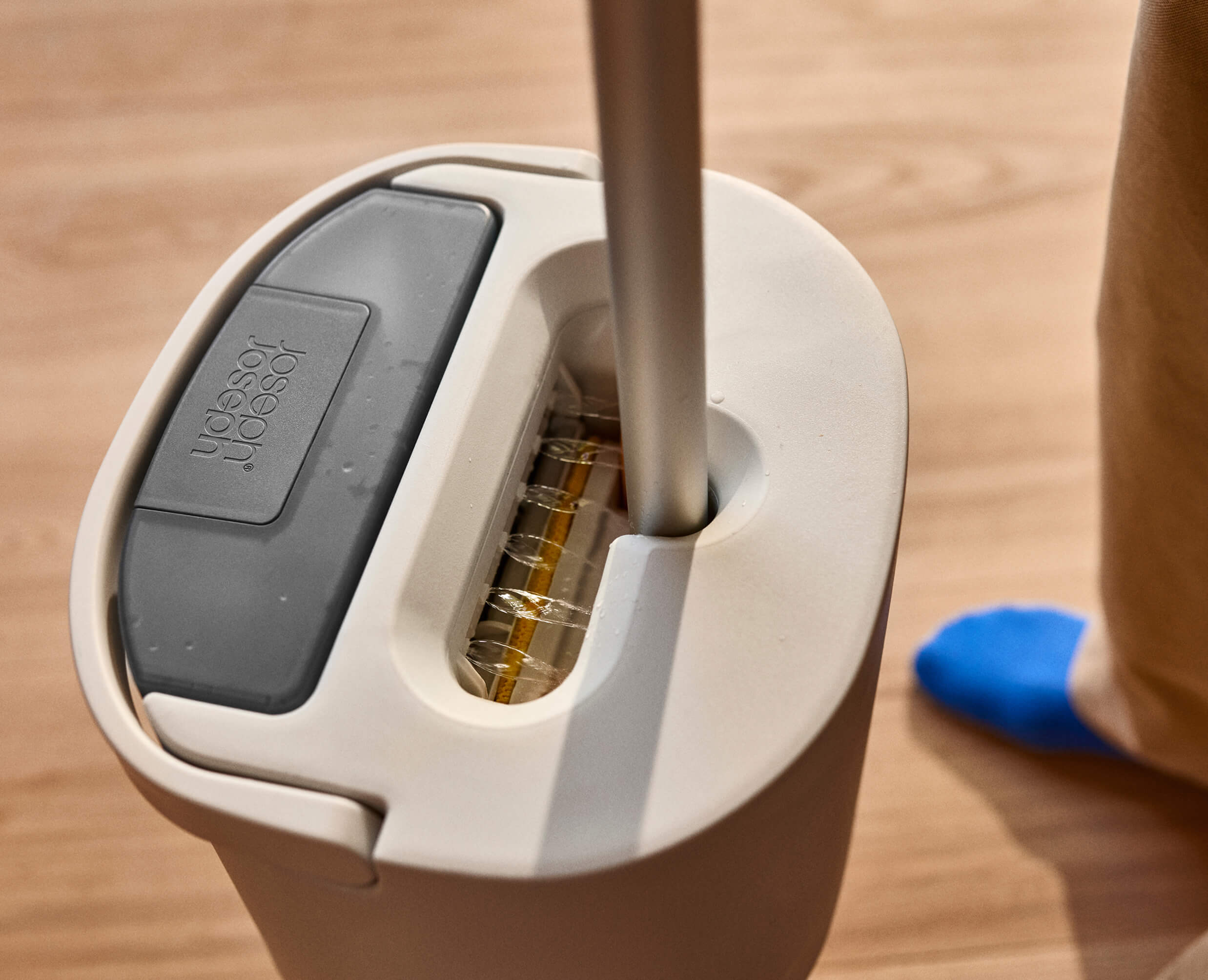 joseph-joseph-ultraclean-microfibre-floor-mop-cleaning-system-with-sprayclean-te image 5